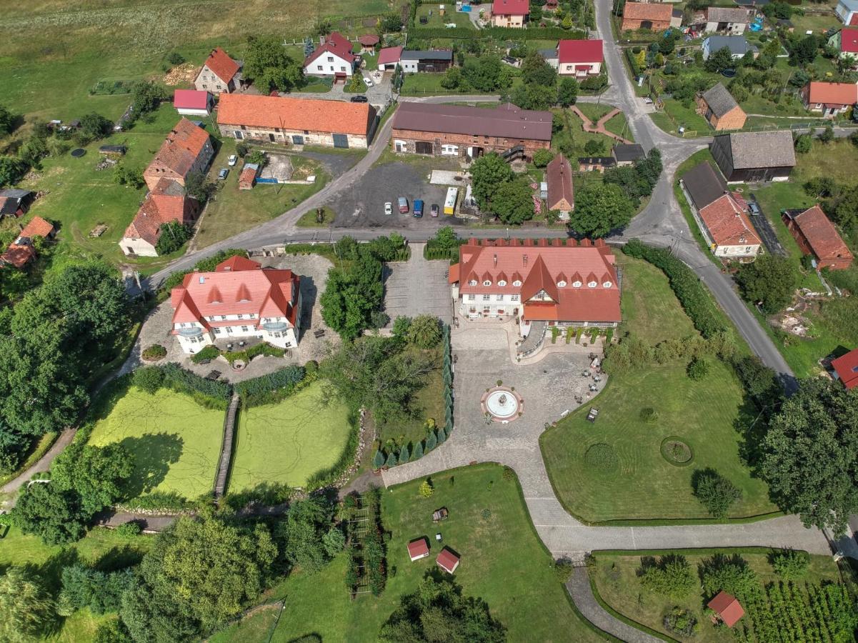 Zespol Palacowo-Parkowy Badzow Полковице Екстериор снимка